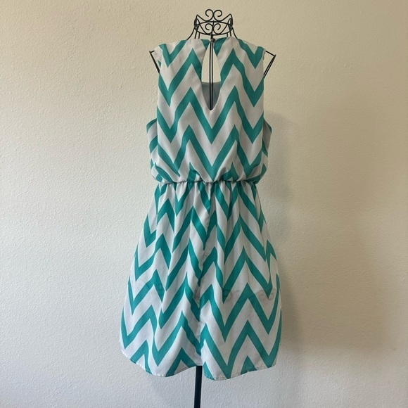 Blue & White Sleeveless Summer Dress - Picture 4 of 6